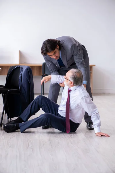 Manlig anställd som lider av hjärtattack på kontoret — Stockfoto