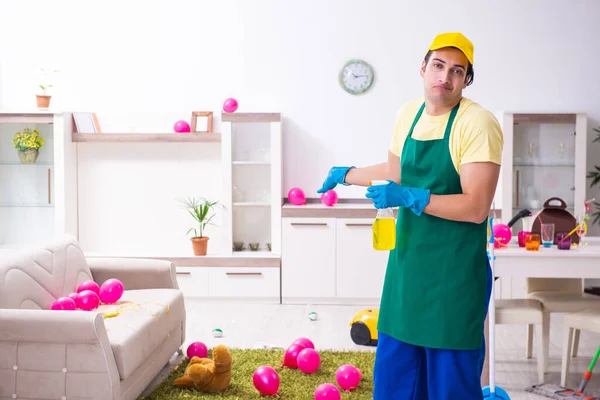 Junge männliche Bauunternehmer erledigen Hausarbeit nach Party — Stockfoto