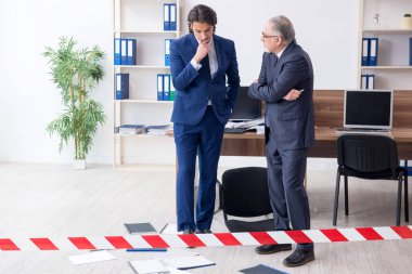 Ofiste çalışan iki kriminolog.