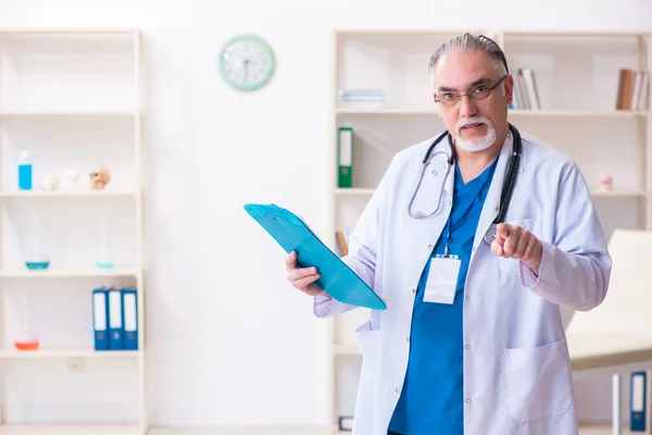 Viejo médico que trabaja en la clínica —  Fotos de Stock