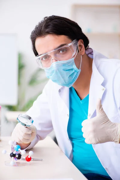 Jonge mannelijke chemicus werkzaam in het lab — Stockfoto