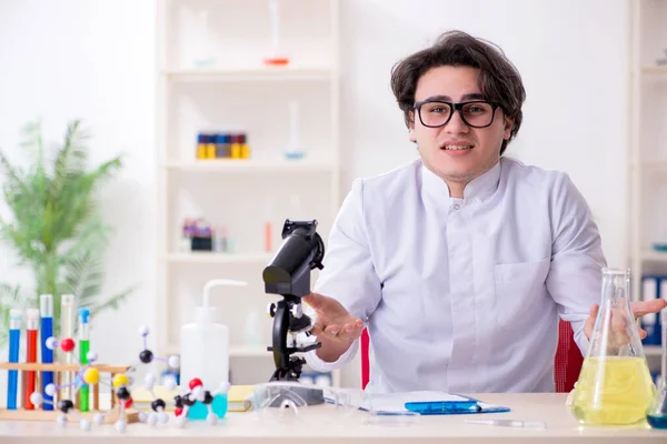 Jonge mannelijke biochemicus werkzaam in het lab — Stockfoto