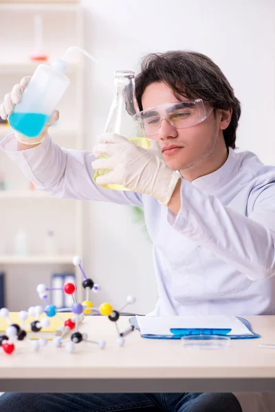 Junger männlicher Biochemiker arbeitet im Labor — Stockfoto