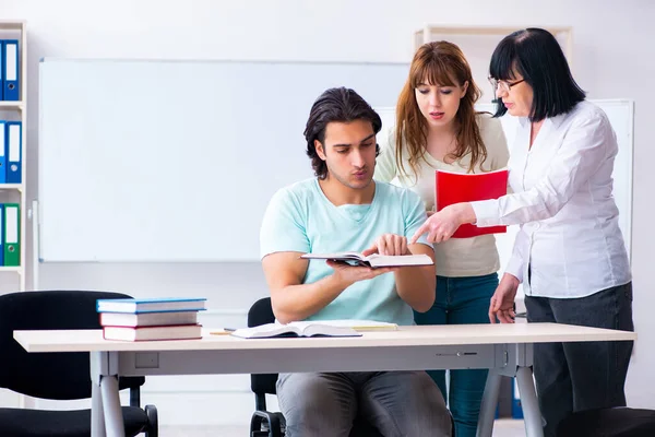 Old teacher and students in the classroom — Stock Photo, Image