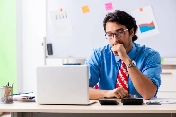 Joven gerente financiero masculino que trabaja en la oficina — Foto de Stock