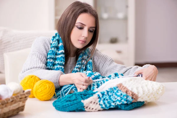 Młoda piękna kobieta robi na drutach w domu — Zdjęcie stockowe