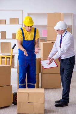 Profesyonel nakliyeciler evde yer değiştiriyor.