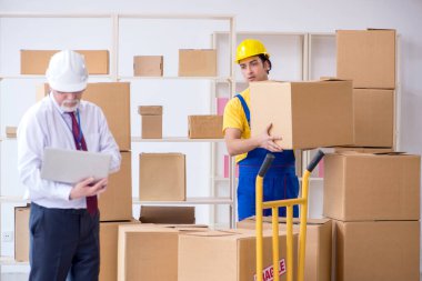 Profesyonel nakliyeciler evde yer değiştiriyor.