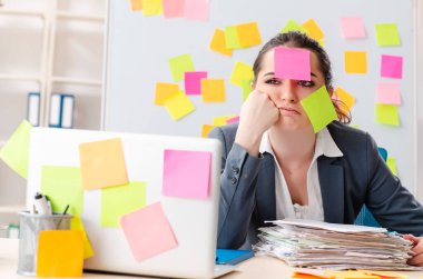 Çelişkili öncelik kavramında genç bayan çalışan