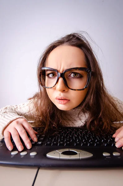 Vicces kocka lány dolgozik a számítógépen — Stock Fotó