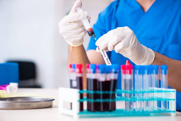Junge Laborantin testet Blutproben im Krankenhaus — Stockfoto