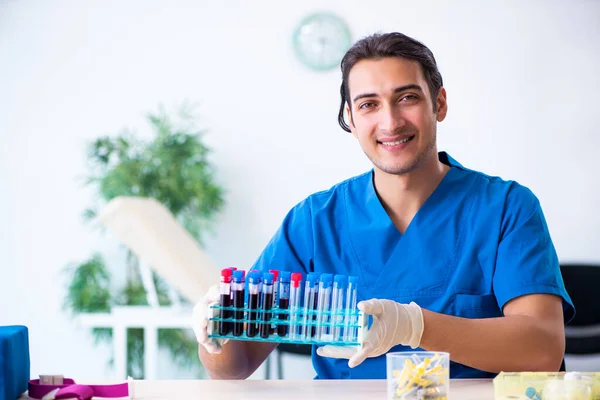 Jovem assistente de laboratório testando amostras de sangue no hospital — Fotografia de Stock