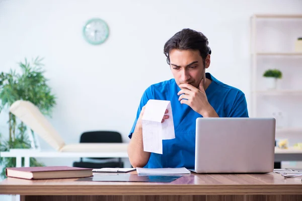 Junger Kardiologe arbeitet in der Klinik — Stockfoto