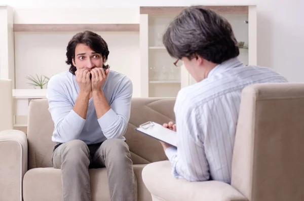 Junge männliche Patientin diskutiert mit Psychologe persönliches Problem — Stockfoto