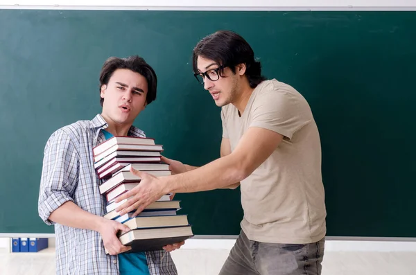 Két férfi diák az osztályteremben. — Stock Fotó