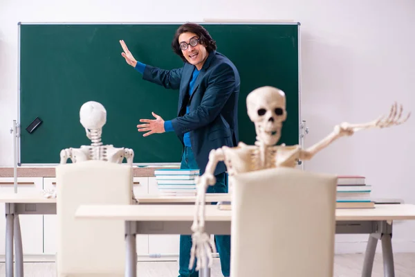 Profesor masculino y estudiante de esqueleto en el aula — Foto de Stock