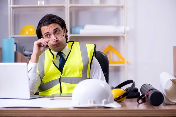 Junger männlicher Architekt arbeitet im Büro — Stockfoto