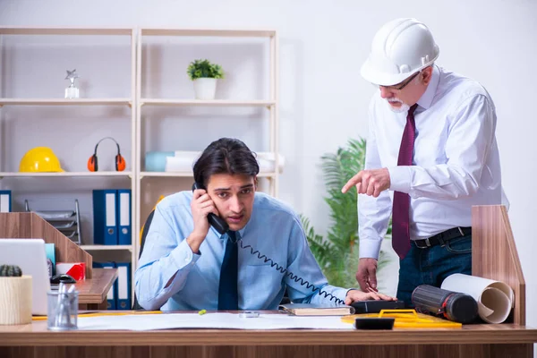 Dois arquitetos trabalhando no projeto — Fotografia de Stock