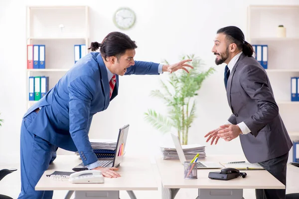 Deux collègues masculins au bureau — Photo