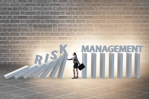 Επιχειρηματίας στην έννοια της διαχείρισης κινδύνου — Φωτογραφία Αρχείου