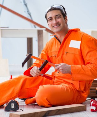 Müteahhit lamine ahşap zemin üzerinde çalışıyor.