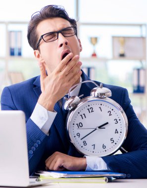 Devasa saati olan bir iş adamı teslim tarihlerine yetişemiyor.