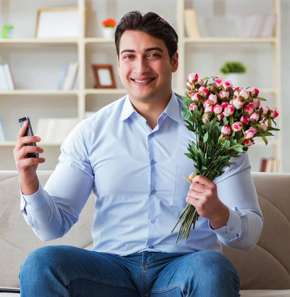 Ung man chattar med sin älskling via mobiltelefon — Stockfoto