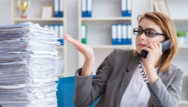 Geschäftsfrau arbeitet im Büro — Stockfoto