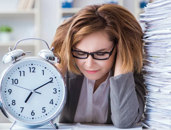 Femme d'affaires travaillant dans le bureau — Photo