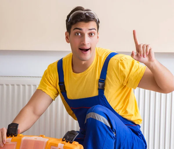 Joven reparador contratista de reparación de panel de calefacción — Foto de Stock
