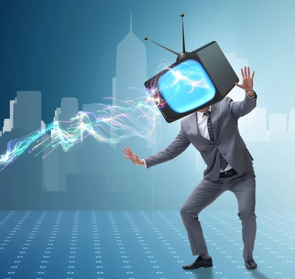 Concetto di zombie multimediale con uomo e televisore invece della testa — Foto Stock