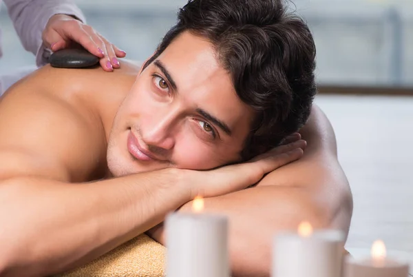 Jovem homem bonito durante o procedimento de spa — Fotografia de Stock