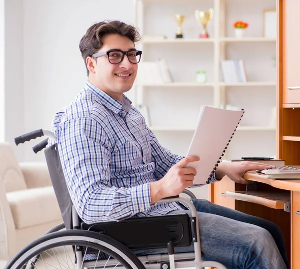 Behinderter Student lernt zu Hause im Rollstuhl — Stockfoto