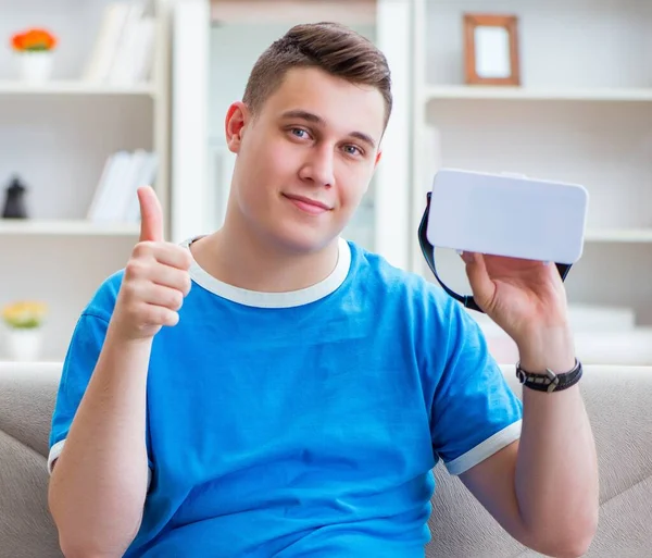 Joven con gafas virtuales —  Fotos de Stock