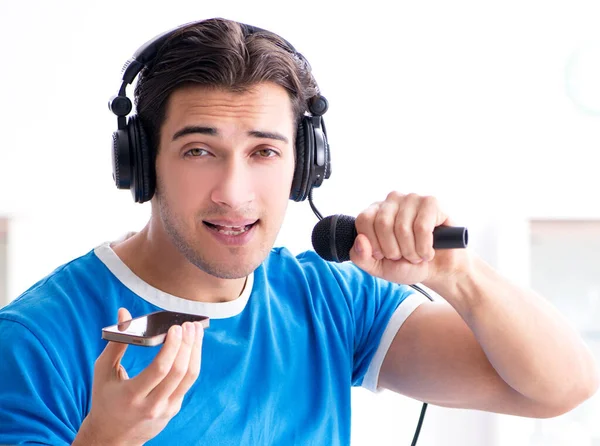 Jovem cantando em casa karaoke — Fotografia de Stock