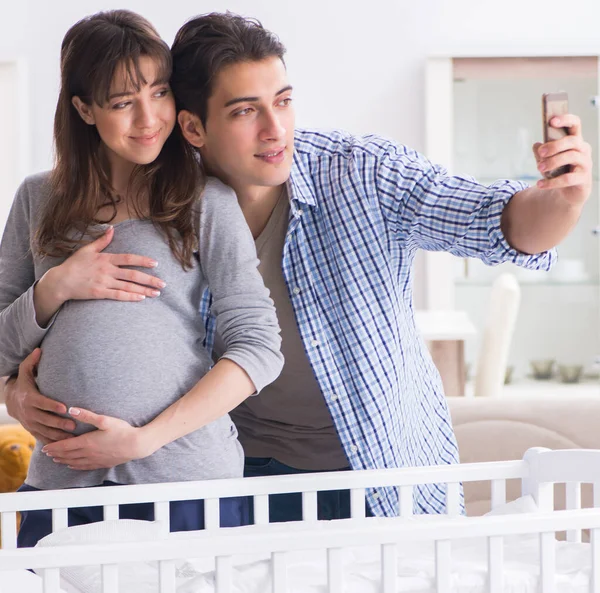 Padres jóvenes esperando su primer bebé —  Fotos de Stock