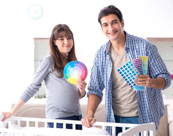 Junge Eltern erwarten ihr erstes Baby — Stockfoto