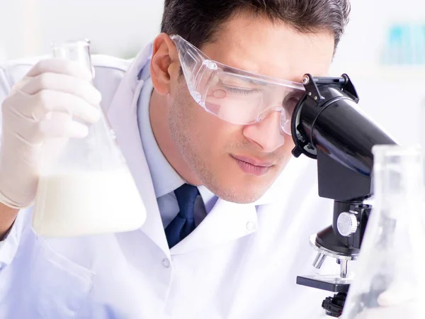 Food scientist testing new stuff in the lab — Stock Photo, Image