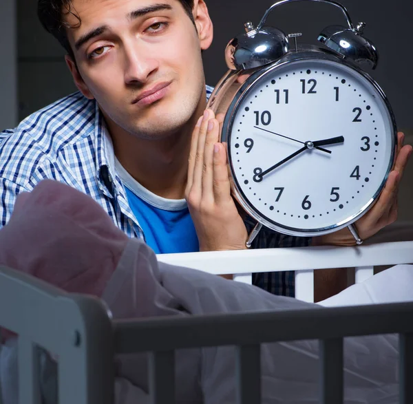 Young father dad sleeping while looking after newborn baby — Stock Photo, Image