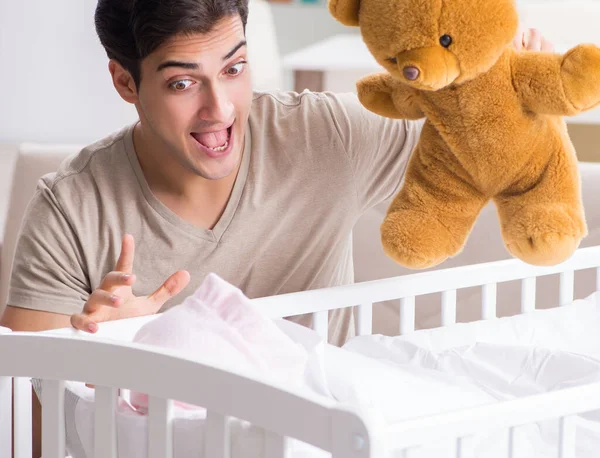 Jonge vader genieten van tijd met pasgeboren baby thuis — Stockfoto