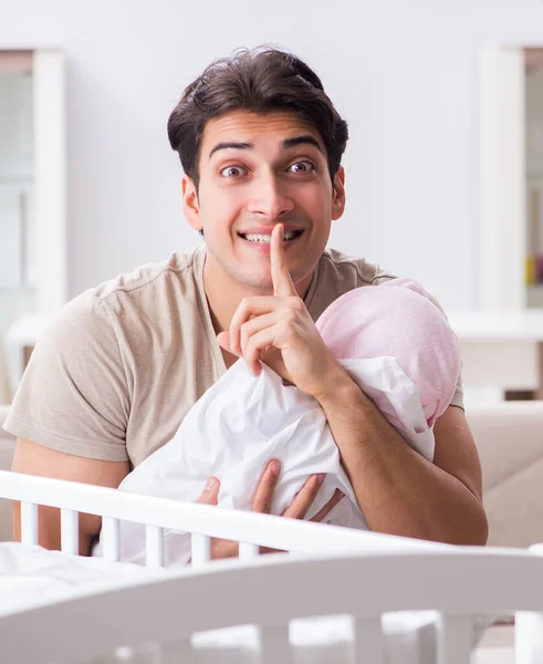 Padre joven disfrutando del tiempo con el bebé recién nacido en casa — Foto de Stock