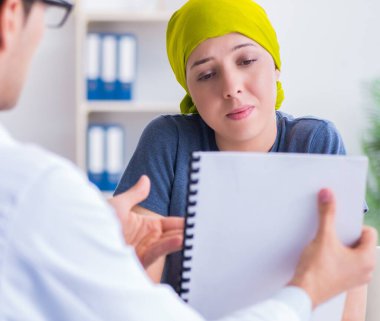 Clini 'de tıbbi konsültasyon için doktoru ziyaret eden kanser hastası.