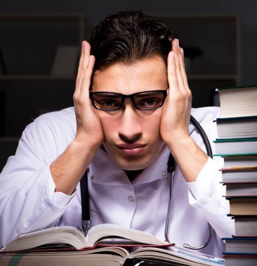 Geceleri üniversite sınavlarına hazırlanan bir tıp öğrencisi.