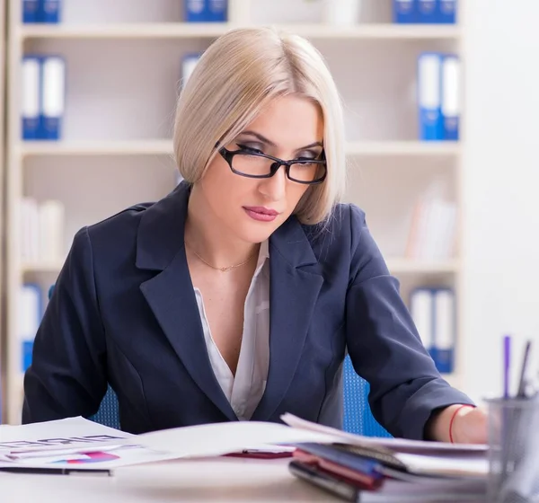 Empresaria ocupada trabajando en la oficina en el escritorio — Foto de Stock