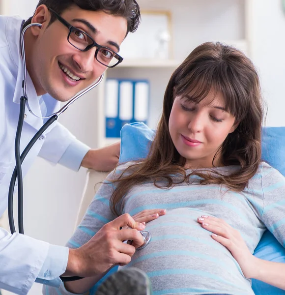 Mulher grávida visitante médico para consulta — Fotografia de Stock