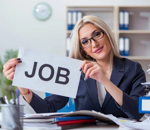 Businesswoman with message in office at desk — Stock Photo, Image