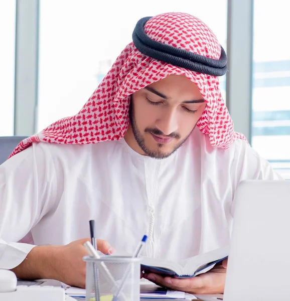 Homme d'affaires arabe travaillant dans le bureau — Photo