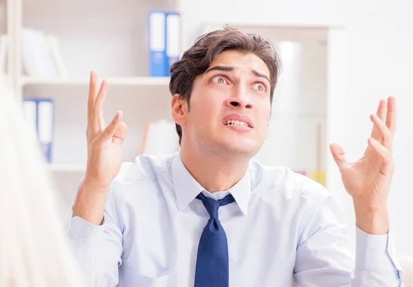 Junger Mann besucht Psychiater zur Beratung — Stockfoto