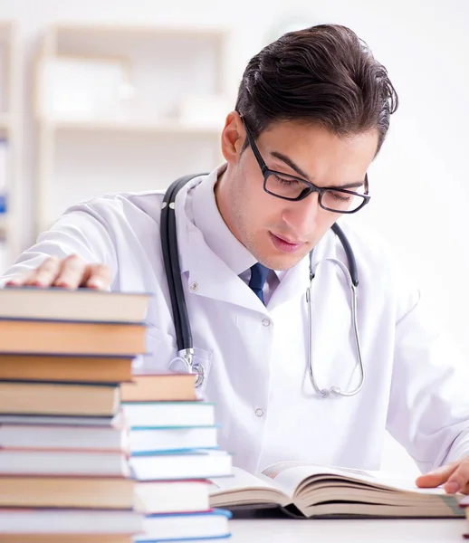 Estudante de medicina se preparando para exames universitários — Fotografia de Stock