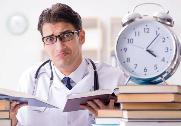 Estudante de medicina a ficar sem tempo para exames — Fotografia de Stock